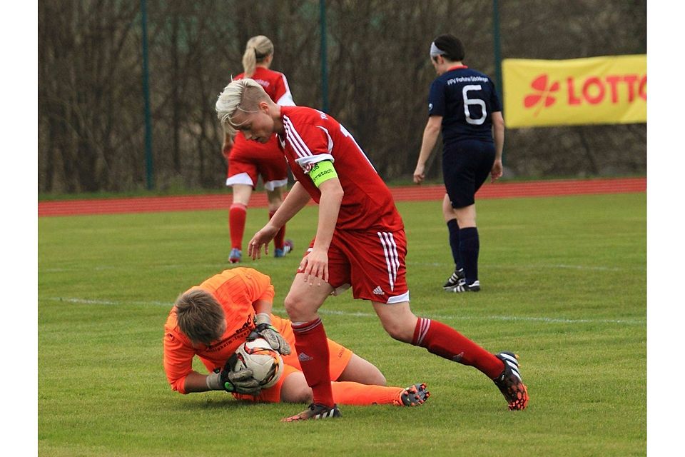 Hier scheitert sie noch an der gegnerischen Keeperin. Gegen Saarbrücken hütet Katharina Schütz (rot) selbst den Kasten. F: Wolff