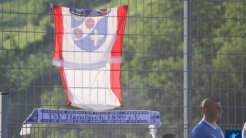 Die Hambach-Fahne am Zaun.