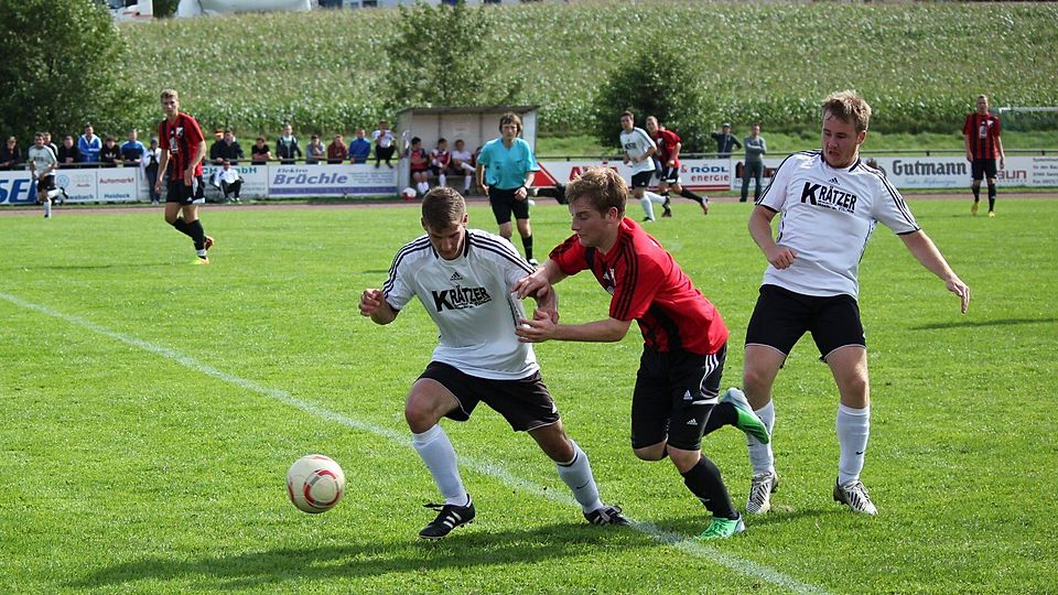 Der TSV Heideck (in Weiß) bezwang im Spitzenspiel den FC/DJK Weißenburg mit 2:1. F.: Patrick Fuchs