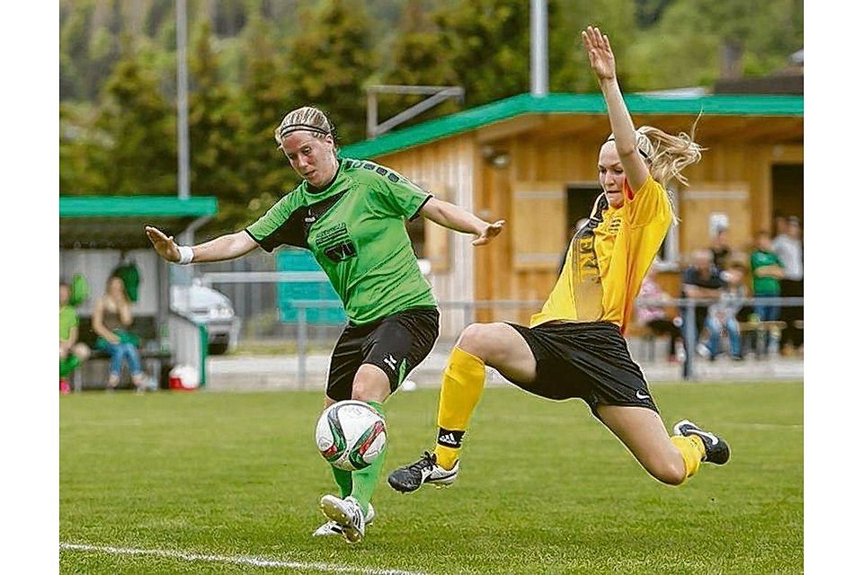 Mit einem Sieg gegen den SV Maierhöfen-Grünenbach hat die Frauenmannschaft des SV Granheim (grün) noch Chancen auf den Relegationsplatz.