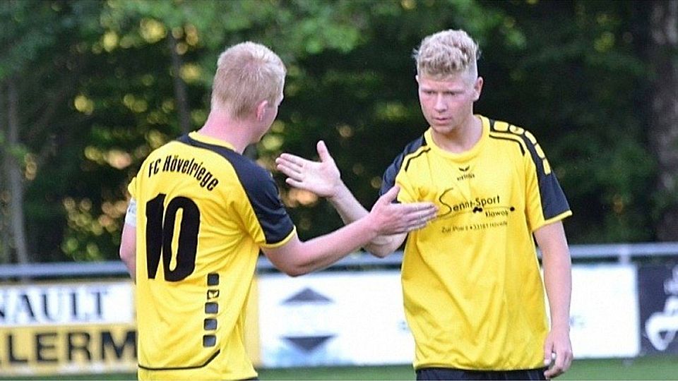 Hövelrieges Steven Bowman (r.) traf zum 0:1 und legte das 1:2 vor. Hier klatscht er mit seinem Mitspieler Marvin Grabbe ab.