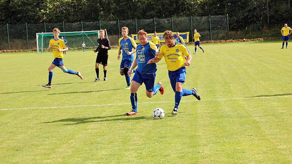Mit diesem Flankenlauf bereitete Henning Kaschke (re.) das Osterbyer 2:0 vor. Surendorfs Joachim Braun kommt zu spät. Foto: tüxen