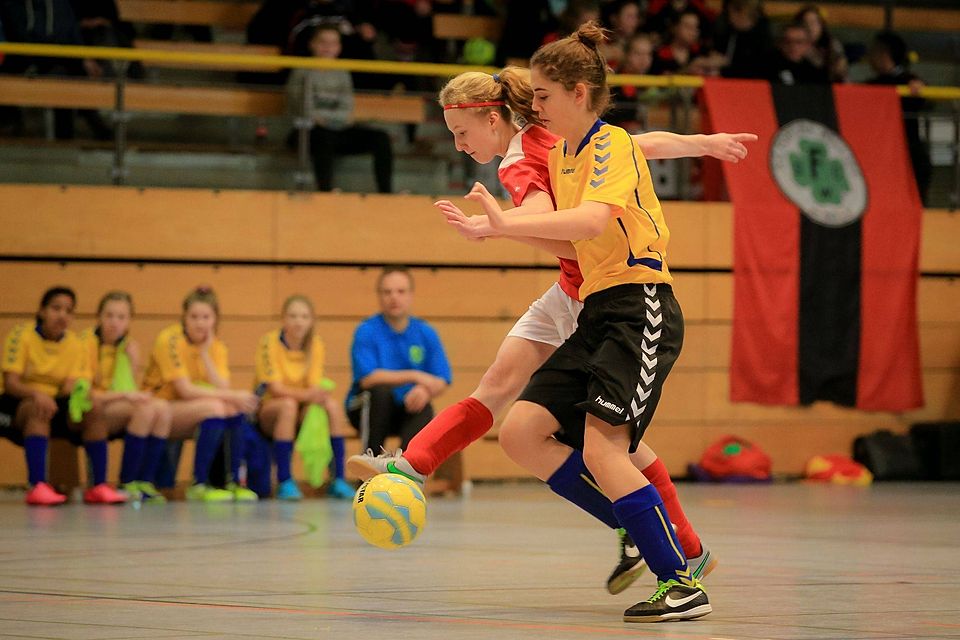 Im Zweikampf: Linnea Maining (TSV Ratekau) und Luise Siemonsen (Eckernförde IF).