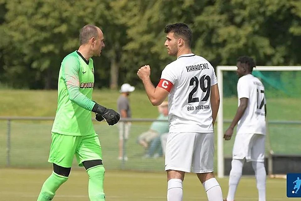 Karadeniz um Kapitän Furkan Mejdan (rechts) und Torwart Marjan Madjaroski will in Weinsheim die Muskeln spielen lassen.