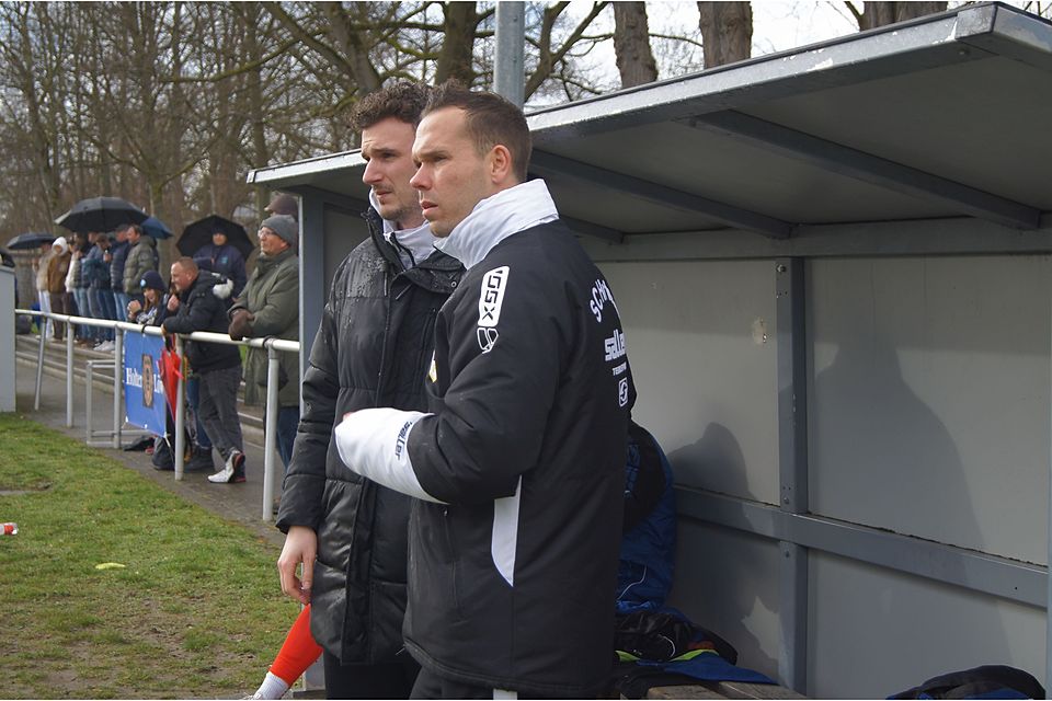 Bekamen die nächste Niederlage des SC Herford zu sehen: Trainer Stephan Eggert (r.) und sein Co-Trainer Felix Langkamp.