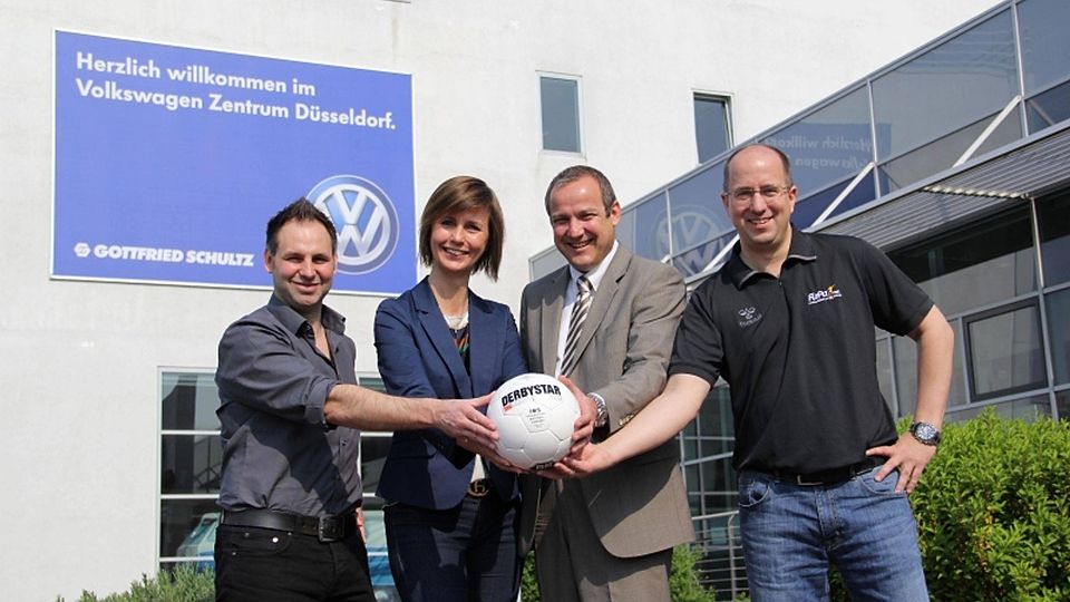 Michael Jasmund (Regionale Sporthelden), Norma Rothes (Assistentin der Centerleitung), Stefan Preuß (Centerleiter VW Zentrum Düsseldorf) und Christian Kurth (FuPa Niederrhein; v.l.) freuen sich auf das Team-Shooting. Foto: RSH