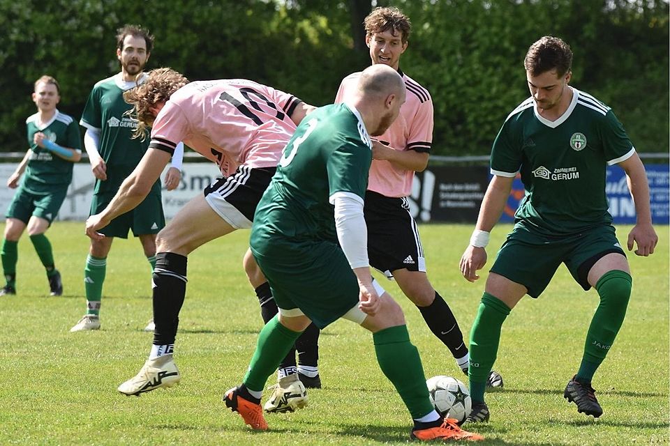 Die Teams aus Adelshofen (in pink) und Landsberied schenkten sich beim 4:4 nichts.