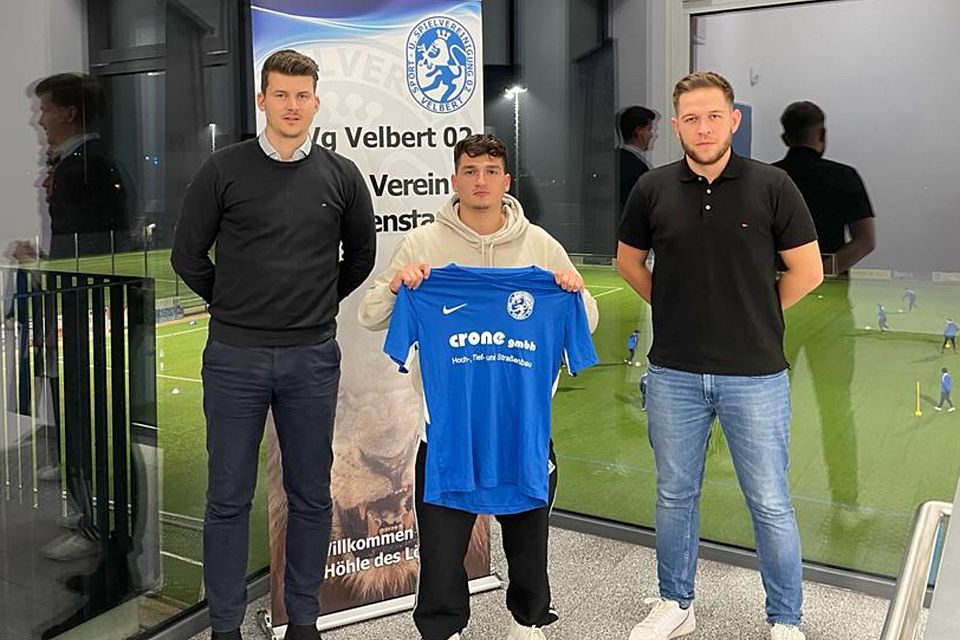 Das Trainer-Duo Philipp Schmidt (links) und Joscha Weber (rechts) mit Neuzugang  Leonard Kastrati.