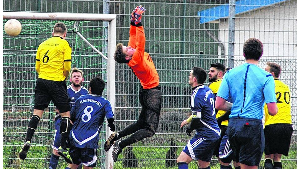 Glück für Inden-Altdorfs Torhüter Alex Siep. Der Kopfball des Kohlscheiders Andreas Mertens (Nr. 6) geht nur knapp vorbei.Foto: Herbert Haeming