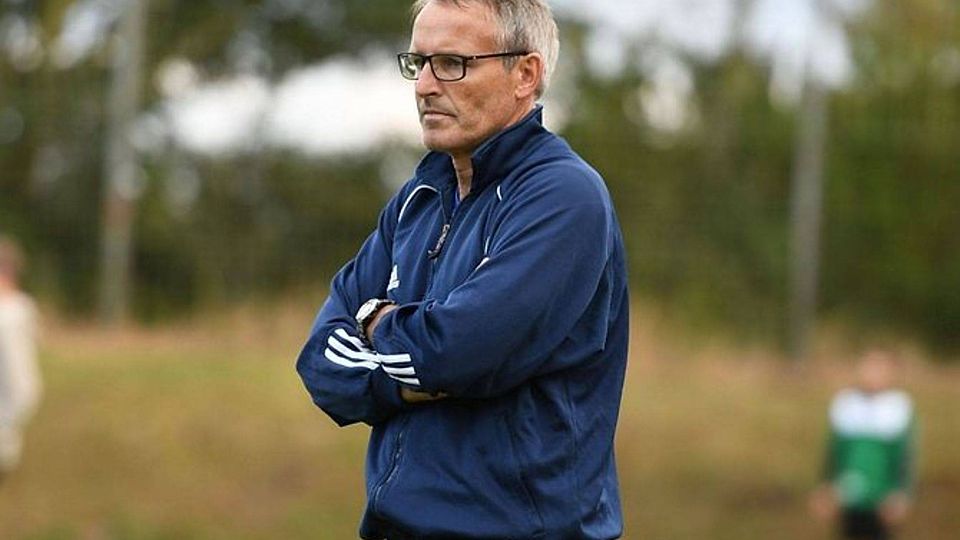 Jürgen Voss bleibt über die Saison hinaus Trainer des Warburger SV