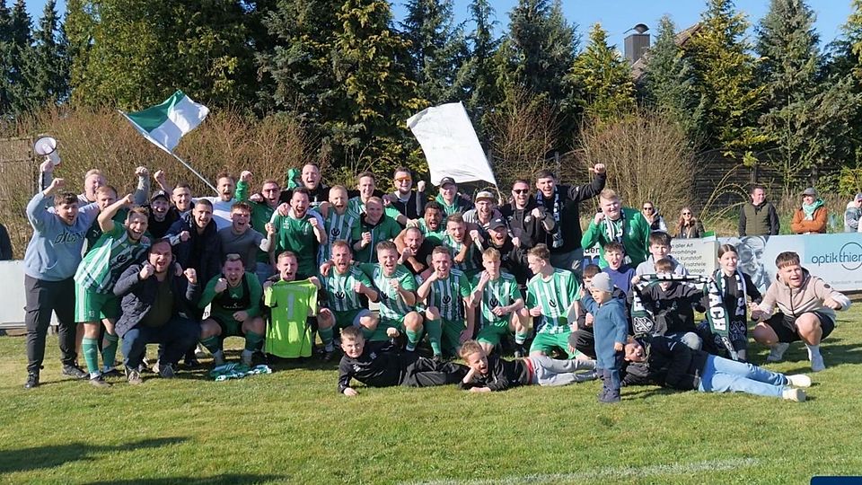 Jubel beim FC Aldersbach nach dem Derbydreier vor 330 Zuschauern in Aidenbach.