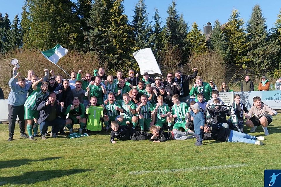 Jubel beim FC Aldersbach nach dem Derbydreier vor 330 Zuschauern in Aidenbach.