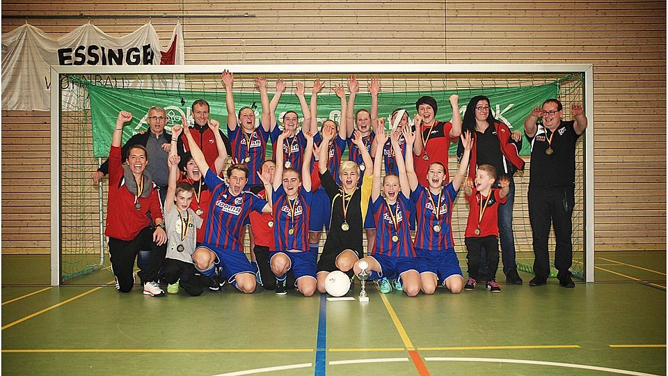 So sehen Siegerinnen aus: Die Frauen des FC Ellwangen sind Bezirkshallenmeister 2015. Foto: Thomas Langer
