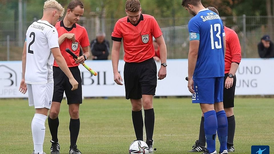 Im ersten Pflichtspiel gegen den VfB Sangerhausen hatte Tim Hamann (links) die U23 des FCM als Kapitän aufs Feld geführt.