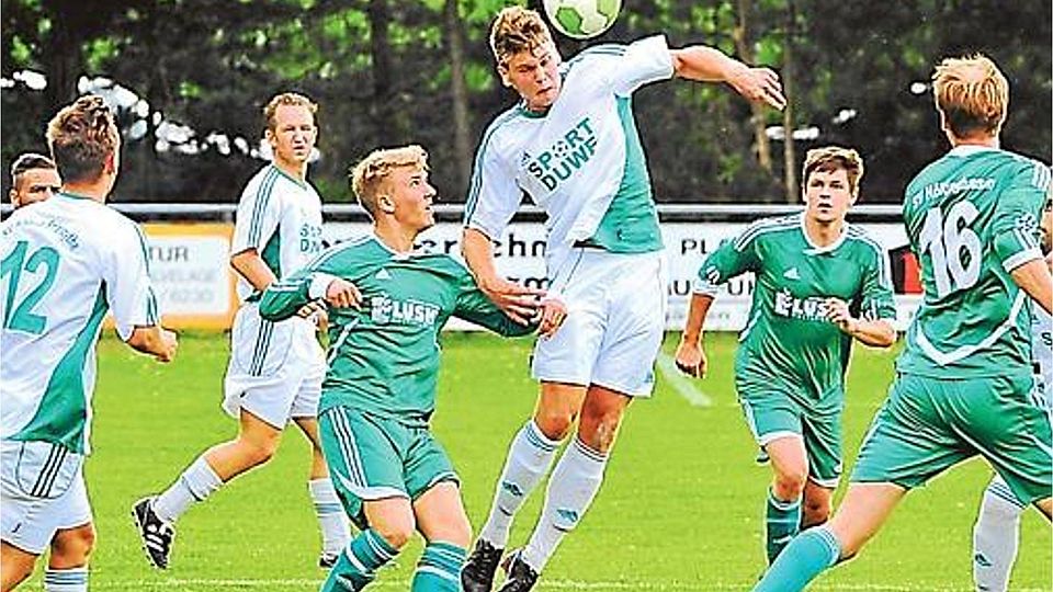 Im Derby zwischen dem SV Höltinghausen und Hansa Friesoythe BjÃ¶rn LichtfuÃŸ