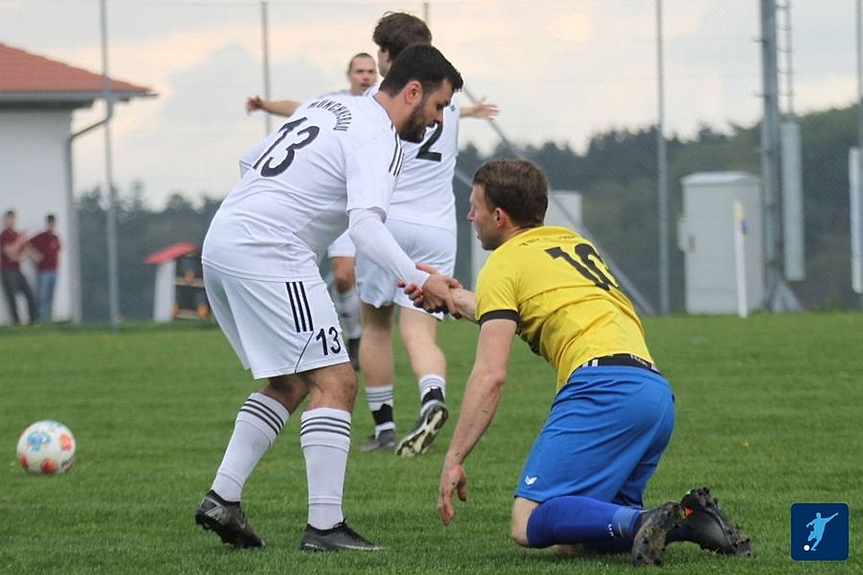 Schiedlich-friedlich: Das Tospiel der Kreisklasse Landshut zwischen Kirchberg (gelbe Trikots) und Münchnerau endete 1:1.
