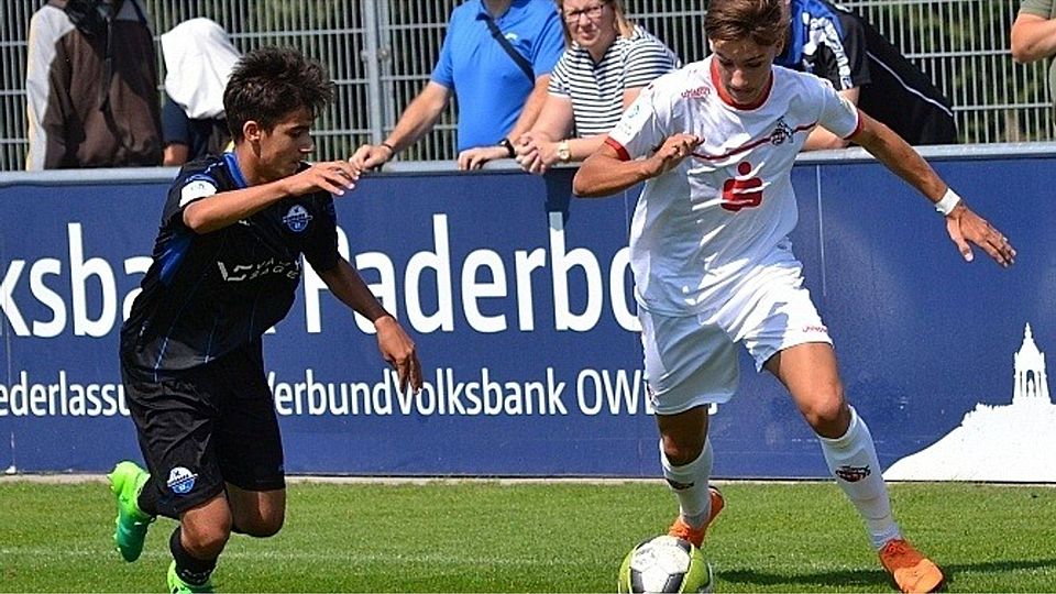 Paderborns Roem Baran Subasi (l.) verteidigt gegen Kölns Tim Lemperle, der zum 0:2 traf.