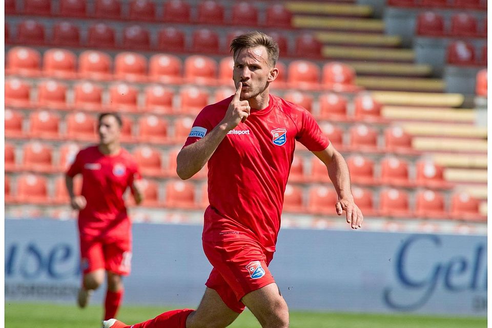 spvgg unterhaching, rot, gegen fc memmingen, 02.05.2026 simon skarlatidis nach dem 1:1 ausgleich