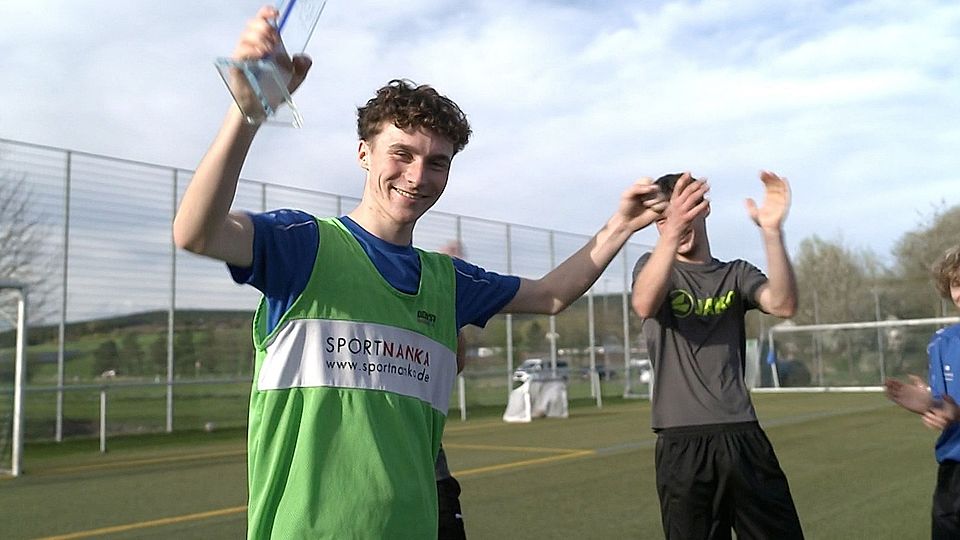 Felix Belzner durfte freudestrahlend den Award entgegennehmen.