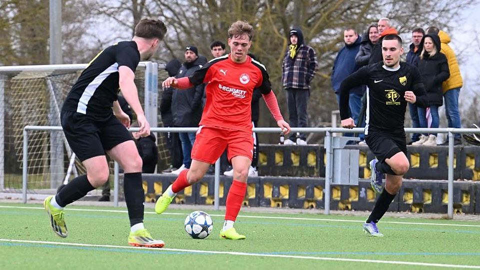 Steuert zum 4:0-Sieg von RW Walldorf im Kreispokal-Viertelfinale gegen SV 07 Geinsheim zwei Tore bei: Joaquin Fazal, hier gegen die Geinsheimer Leon Jung (links).	Foto: Uwe Krämer