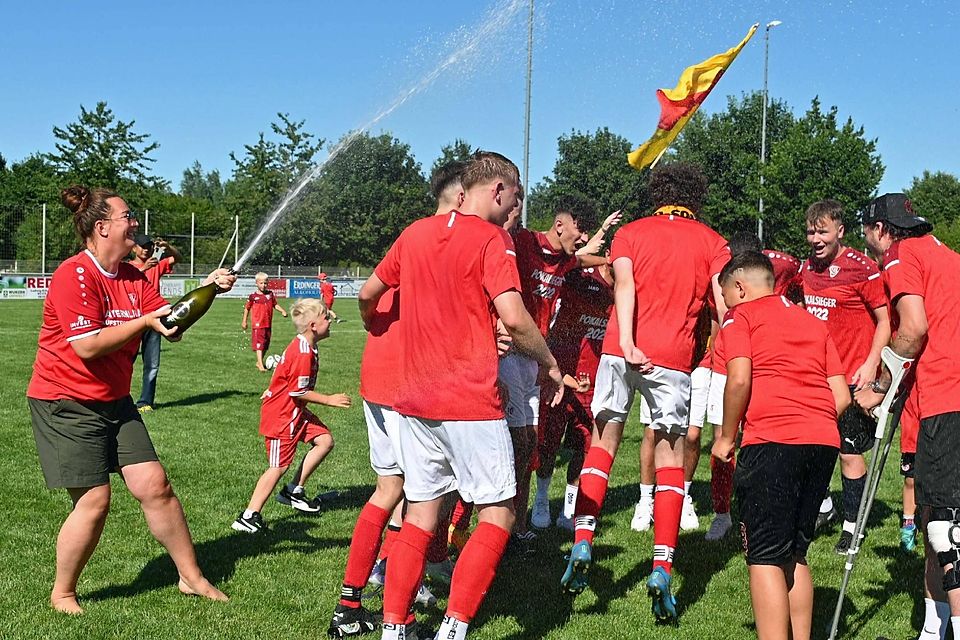 Sektdusche für die Junioren des VfB Hallbergmoos.