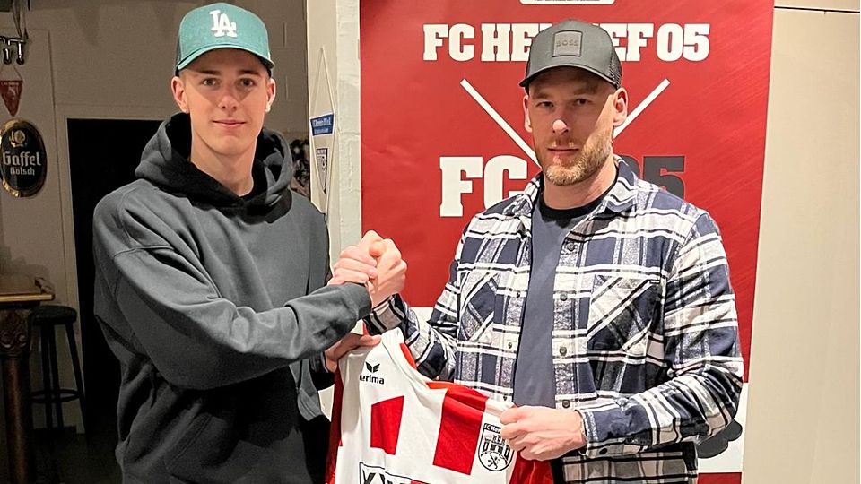 Kenny Oelbaum (li.) zusammen mit Frank Fußhöller, dem sportlichen Leiter seines neuen Klubs FC Hennef 05.