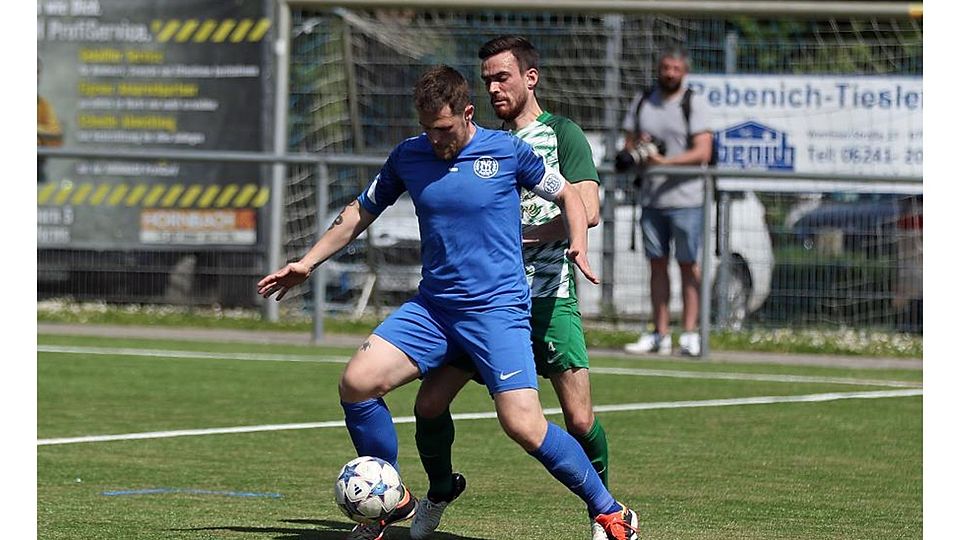 Eine Institution im Verein und im Wormser Amateur-Fußball: Es ist beinahe schon Tradition, dass der Kapitän und Top-Angreifer des SV Horchheim, Lars Freese, zu den besten Torjägern in der Bezirksliga Rheinhessen zählt. In der Saison 2023/2024 traf er 16 mal ins gegnerische Gehäuse.Foto: Christine Dirigo/pakalski-press
