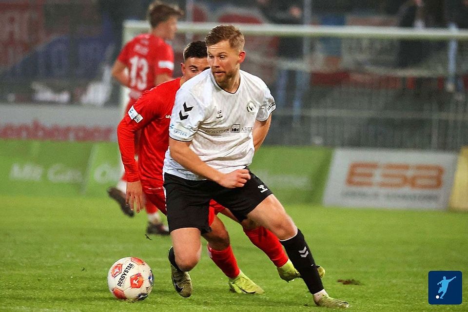 Alexander Gordok (vorne) hat seinen Vertrag beim SV Wacker Burghausen bis 2028 verlängert. Alexander Gordok (vorne) hat seinen Vertrag beim SV Wacker Burghausen bis 2028 verlängert.