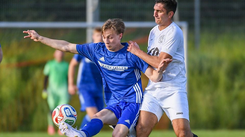 David Procenko (links) brachte den SV Karsau früh in Führung, am Ende feierte der FC Bad Bellingen II (hier Simo Milisic) einen 2:1-Heimsieg. | Foto: Gerd Gründl