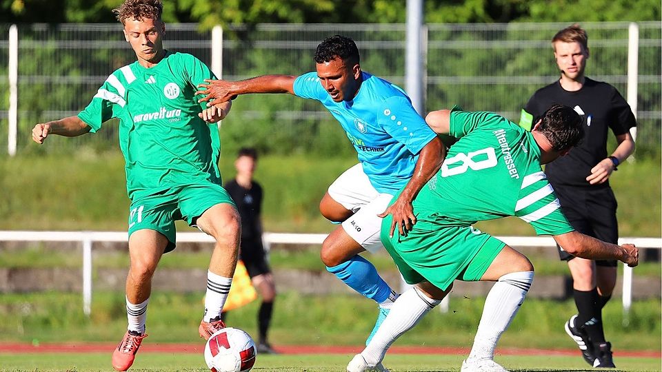 Rückkehrer Arthur Mendes (in Blau) und der FC Kosova waren im Stadtduell dem SV Fortuna klar unterlegen.