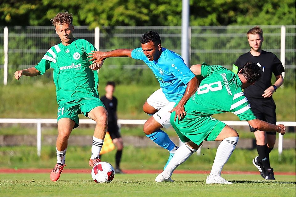 Rückkehrer Arthur Mendes (in Blau) und der FC Kosova waren im Stadtduell dem SV Fortuna klar unterlegen.