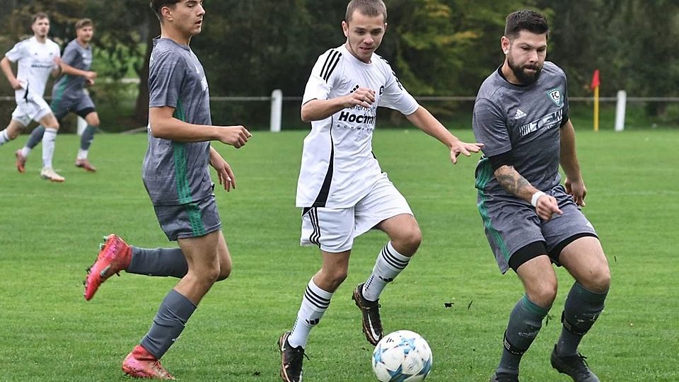 Der FC OVI-Teunz (dunkles Trikot) ging in Katzdorf leer aus.
