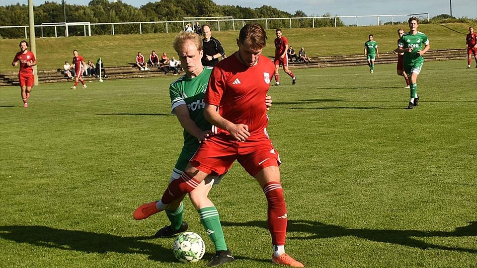 Oke Holling (in grün, GW Todenbüttel) bissig im Zweikampf. 