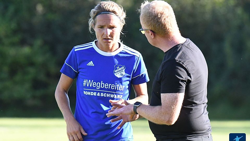 Karin Friedrich geht nur in sportlicher Hinsicht voran, sondern auch als Persönlichkeit. Sie kann sich dabei auf eine enorme Erfahrung verlassen. Sie war Zweitliga-Spielerin, und gehörte der Niederbayern- und Bayern-Auswahl an.