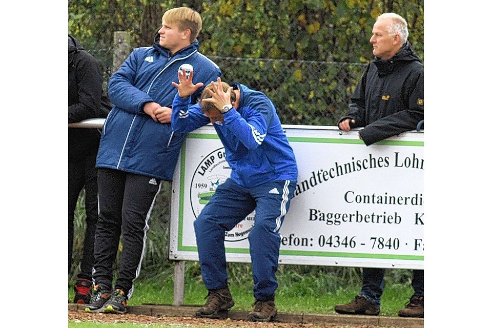 Bei seinem letzten Spiel als Trainer des Team Förde in Osdorf verzweifelt Dirk Heitmann (Mi.) nach einer der vielen missglückten Aktionen seiner Elf. Foto: DVE