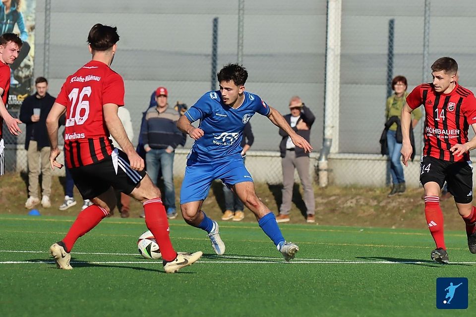Dominik Dedaj (am Ball im blauen Trikot) hat sich der SpVgg Plattling angeschlossen 