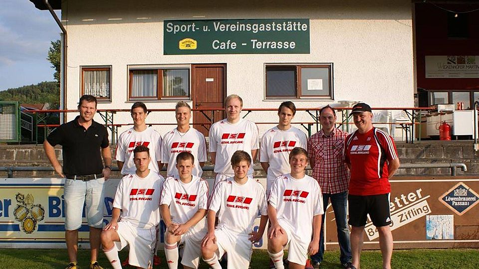 Gerhard Peintinger (l.) sowie Abteilungsleiter Günter Vogl (r.) mit den Neuzugängen.