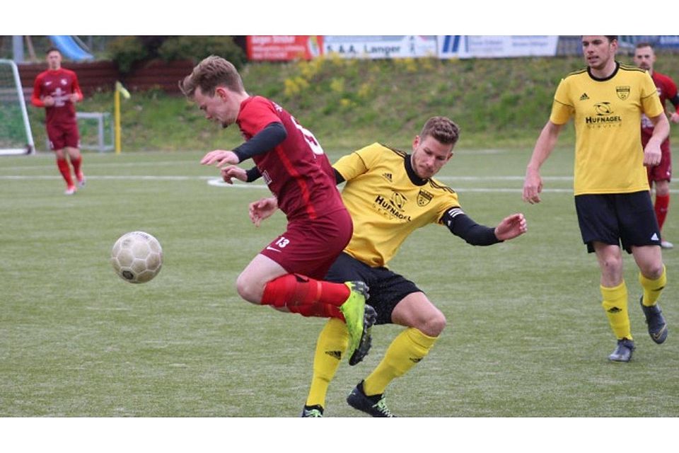Der SV Ottfingen wahrt durch den Sieg gegen Niederschelden seine Titelchance.    Fotos: sta (2), mk