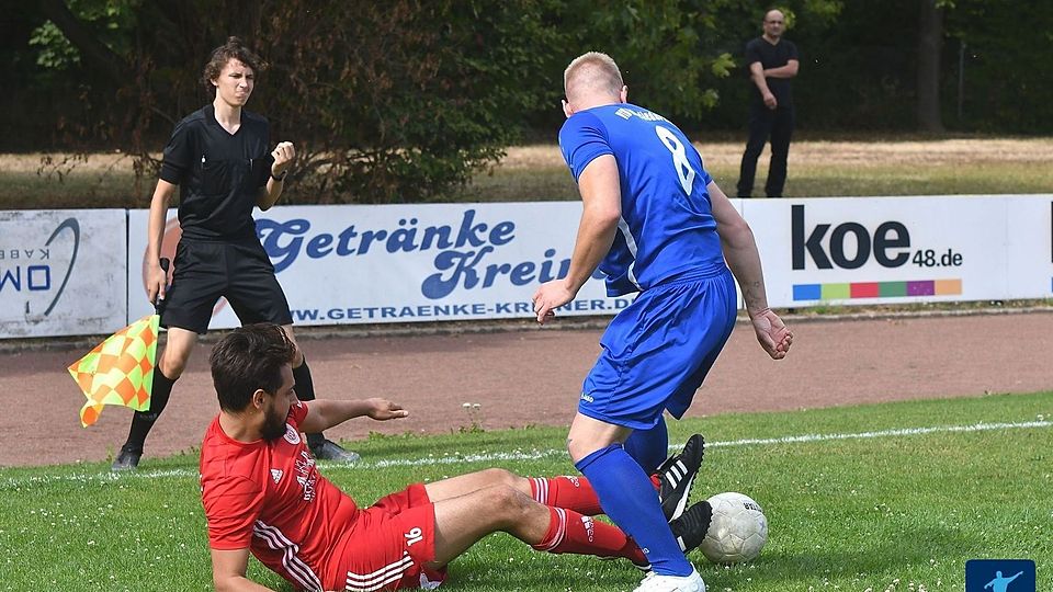 Im Derby zwischen dem Türkischen SV (rot) und dem SV Wiesbaden wollen beide Mannschaften mit aller Kraft punkten.