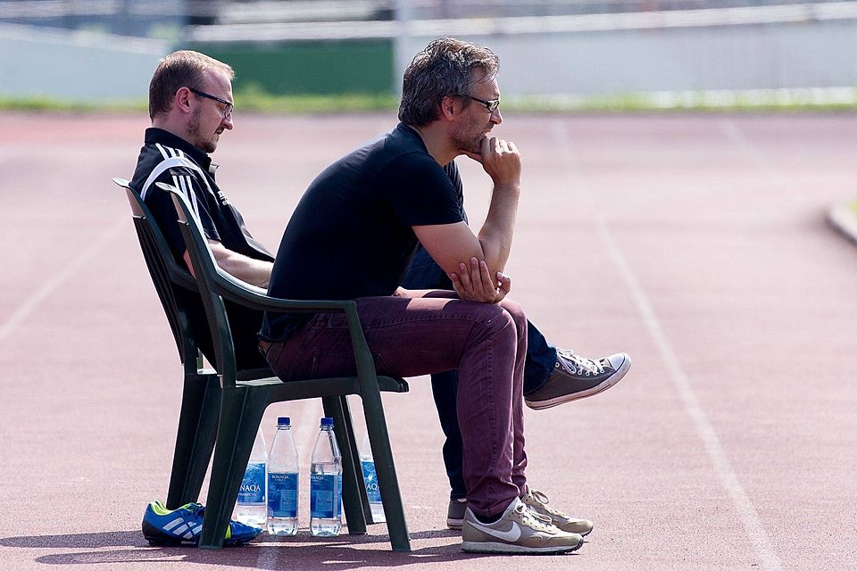 Gespannter Blick voraus: Usingens Trainer Leo Caic (rechts) und sein ?Co? Christian Konieczny, die nach Ende der Saison bei der UTSG ausscheiden, zuvor aber zu gerne mit dem Team in die Verbandsliga aufsteigen möchten.