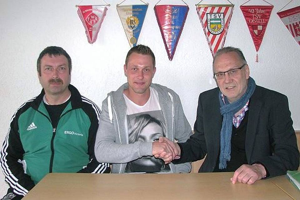 Pascal Kamolz inmitten des TSV-Abteilungsleiters Fußball Gerhard Klotsch (li.) und TSV-Manager Christoph Mix. F: TSV