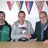Pascal Kamolz inmitten des TSV-Abteilungsleiters Fußball Gerhard Klotsch (li.) und TSV-Manager Christoph Mix. F: TSV