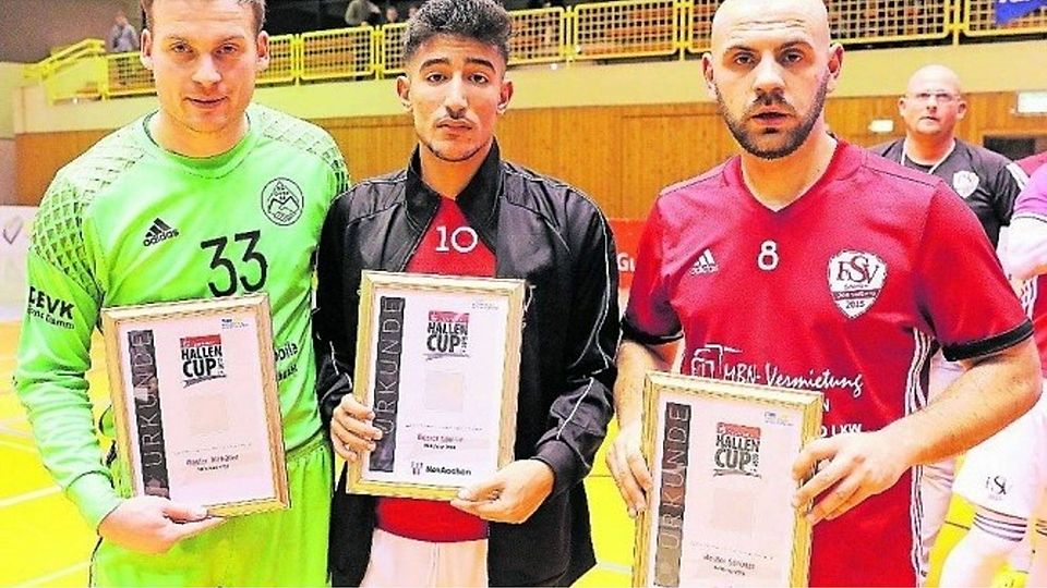 Ausgezeichnet als die Besten 2019: Keeper Thomas Krings (von links), Ilias Latiris und der erfolgreichste Torschütze Fitim Kaciku.