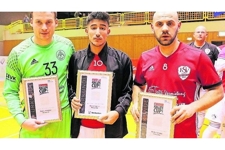 Ausgezeichnet als die Besten 2019: Keeper Thomas Krings (von links), Ilias Latiris und der erfolgreichste Torschütze Fitim Kaciku.