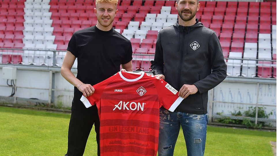 Jonas Wieselsberger (li.) und Sportdirektor Sebastian Neumann. 