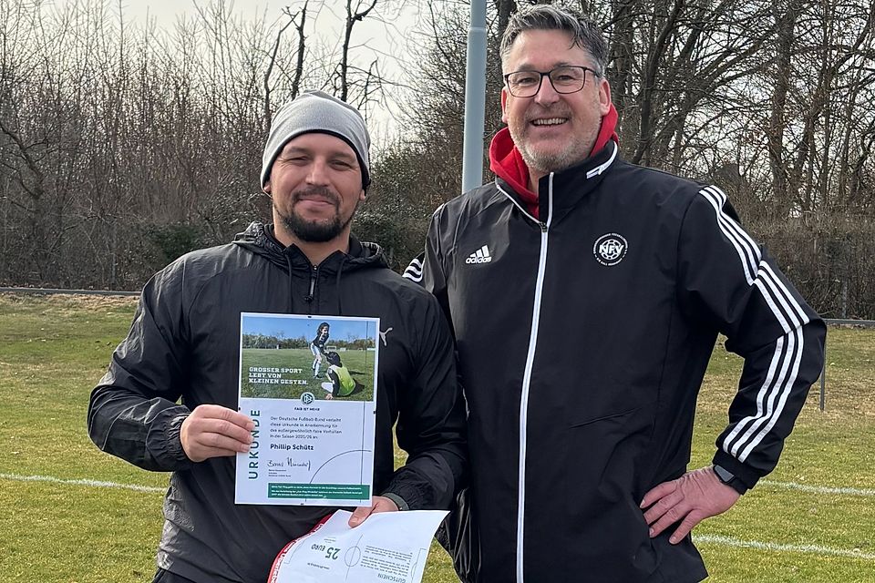 Der Vorsitzenden des NFV-Kreises Steffen Flick (r.) mit Philip Schütz (l.) bei der Auszeichnung zur fairen Geste des Monats.