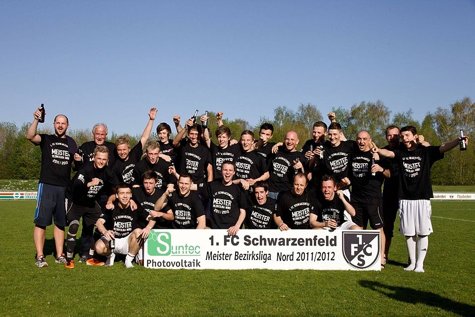 Meister der Bezirksliga Nord im Spieljahr 2011/2012 und damit Aufsteiger in die Landesliga: Der 1.FC Schwarzenfeld Foto: Thomas Starringer