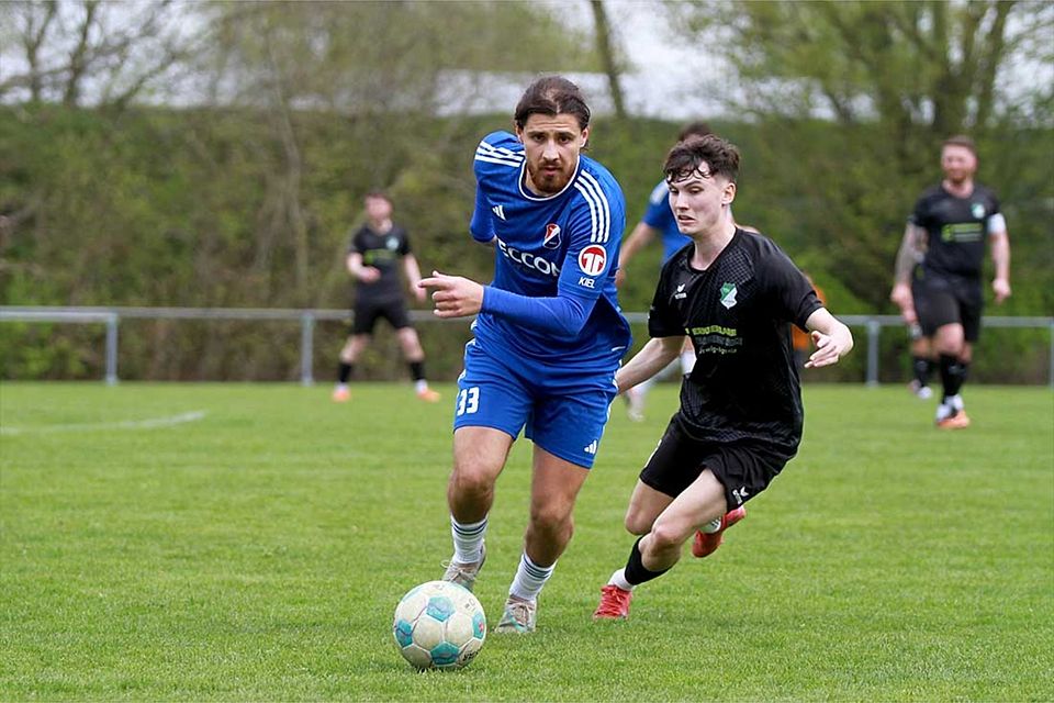 Salih Ramo (SpVg Eidertal Molfsee) genoß als Rechtsverteidiger seine Offensivausflüge - 2  Tore waren der Lohn. Rechts Niklas Völker (TSV Hattstedt). 