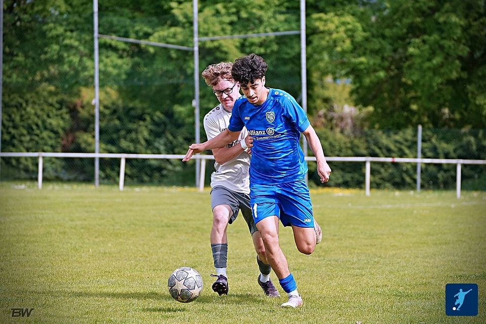 Die Steinsfurter (blau) befinden sich auf der Überholspur Richtung Kreisliga.