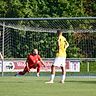 Bange Blicke (v.l.): Leart Bilalli, Tim Schmolmann, Torhüter Aaron Siegl, Ante Basic und Thomas Bachmaier dem Ball nach, doch der landete an der Latte. Dennoch schlug es in der Vorrundenpartie viermal hinter Moosinnings Keeper ein, denn Altenerding gewann das Derby 4:1.